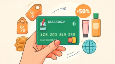 Ilustração de mão segurando cartão Atacadão com moedas, produtos de beleza e etiquetas de desconto, destacando facilidade de parcelar e uso internacional.