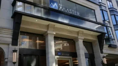 Agência bancária com fita de isolamento e documentos, representando crise financeira