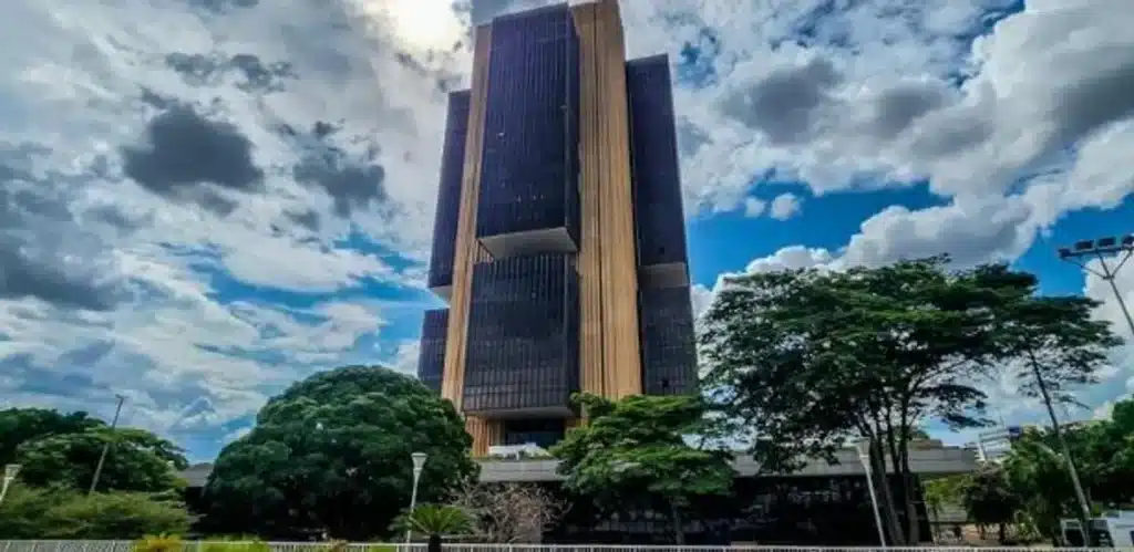 Gabriel Galípolo, presidente do Banco Central, em frente ao prédio do BC durante coletiva