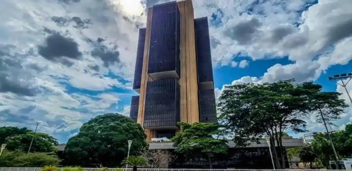 Gabriel Galípolo, presidente do Banco Central, em frente ao prédio do BC durante coletiva