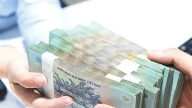 Casal jovem assinando contrato de financiamento imobiliário com gerente de banco em ambiente moderno