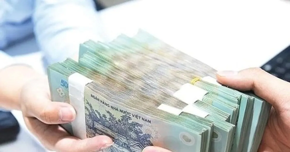 Casal jovem assinando contrato de financiamento imobiliário com gerente de banco em ambiente moderno