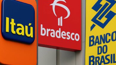 Fachadas dos prédios do Banco do Brasil, Bradesco e Itaú ao entardecer, imagem editorial