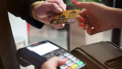 Consumidores olhando faturas e cartões de crédito com expressão de alívio