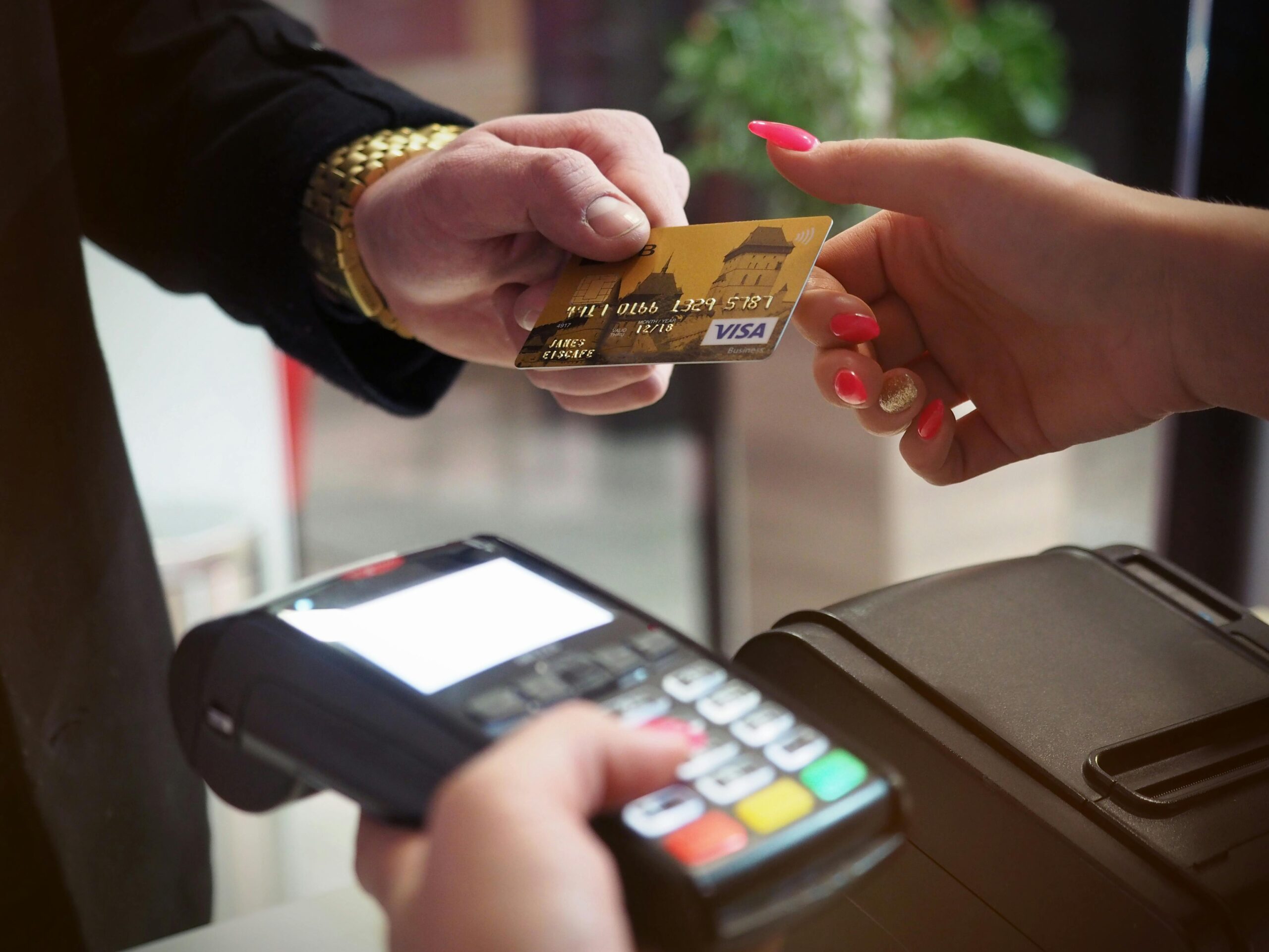 Consumidores olhando faturas e cartões de crédito com expressão de alívio
