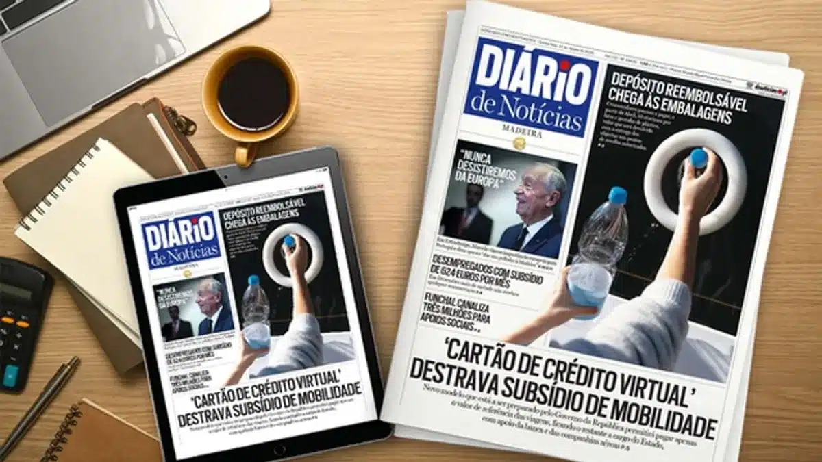 Smartphone com imagem de cartão de crédito virtual e ícones de transporte, em ambiente de aeroporto e autocarro desfocado