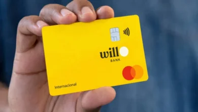Cliente tentando pagar com cartão Mastercard em maquininha que apresenta erro
