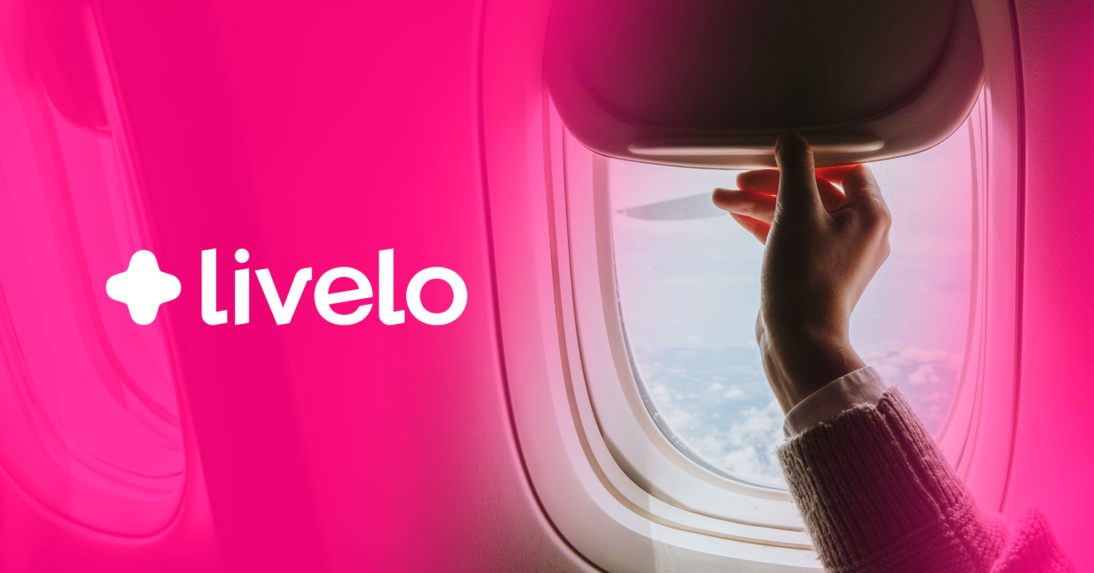 Mão segurando um smartphone com o aplicativo Clube Livelo aberto, com um fundo desfocado de tema de viagem.