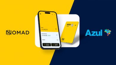 Pessoa utilizando o celular em uma sala VIP de aeroporto com acesso à área de embarque.