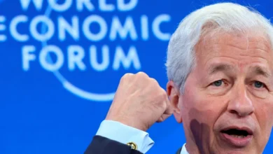 Jamie Dimon falando em um púlpito no Fórum Econômico Mundial em Davos
