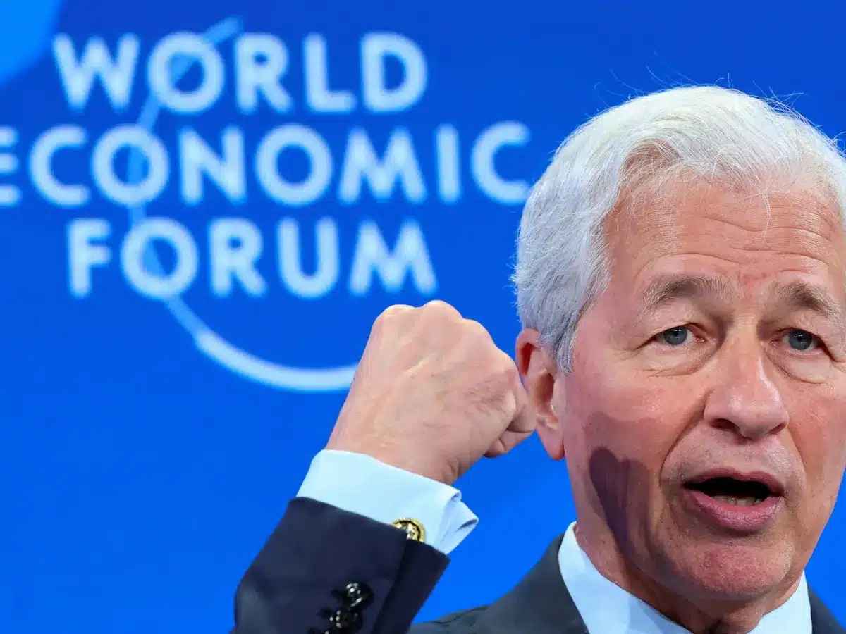 Jamie Dimon falando em um púlpito no Fórum Econômico Mundial em Davos