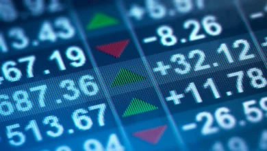 Painel eletrônico da B3 mostrando Ibovespa em queda com operadores ao fundo