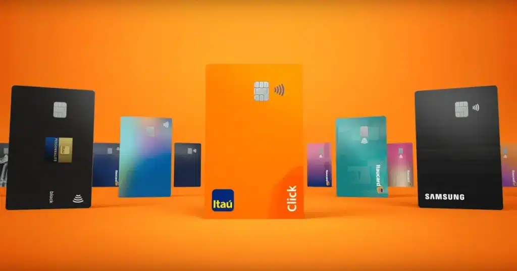 Smartphone mostrando a função limite de cartão do aplicativo do Itaú, com um cofrinho e um caderno de poupança ao lado