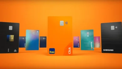 Smartphone mostrando a função limite de cartão do aplicativo do Itaú, com um cofrinho e um caderno de poupança ao lado