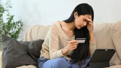 Clientes verificando contas em celulares após liquidação do Will Bank