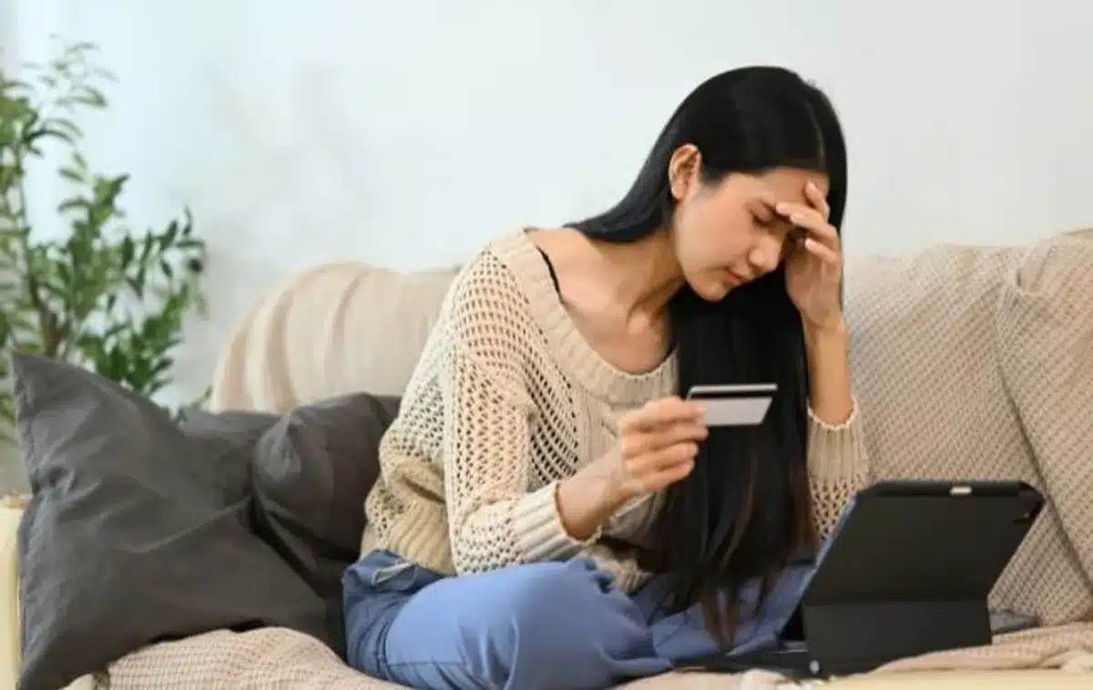 Clientes verificando contas em celulares após liquidação do Will Bank