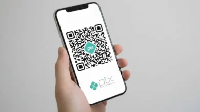 Smartphone exibindo lista de pagamentos recorrentes via Pix automático em app bancário