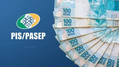 Trabalhador segurando carteira de trabalho e cartão bancário em frente a agência para saque do abono 2026