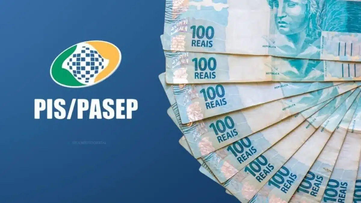 Trabalhador segurando carteira de trabalho e cartão bancário em frente a agência para saque do abono 2026