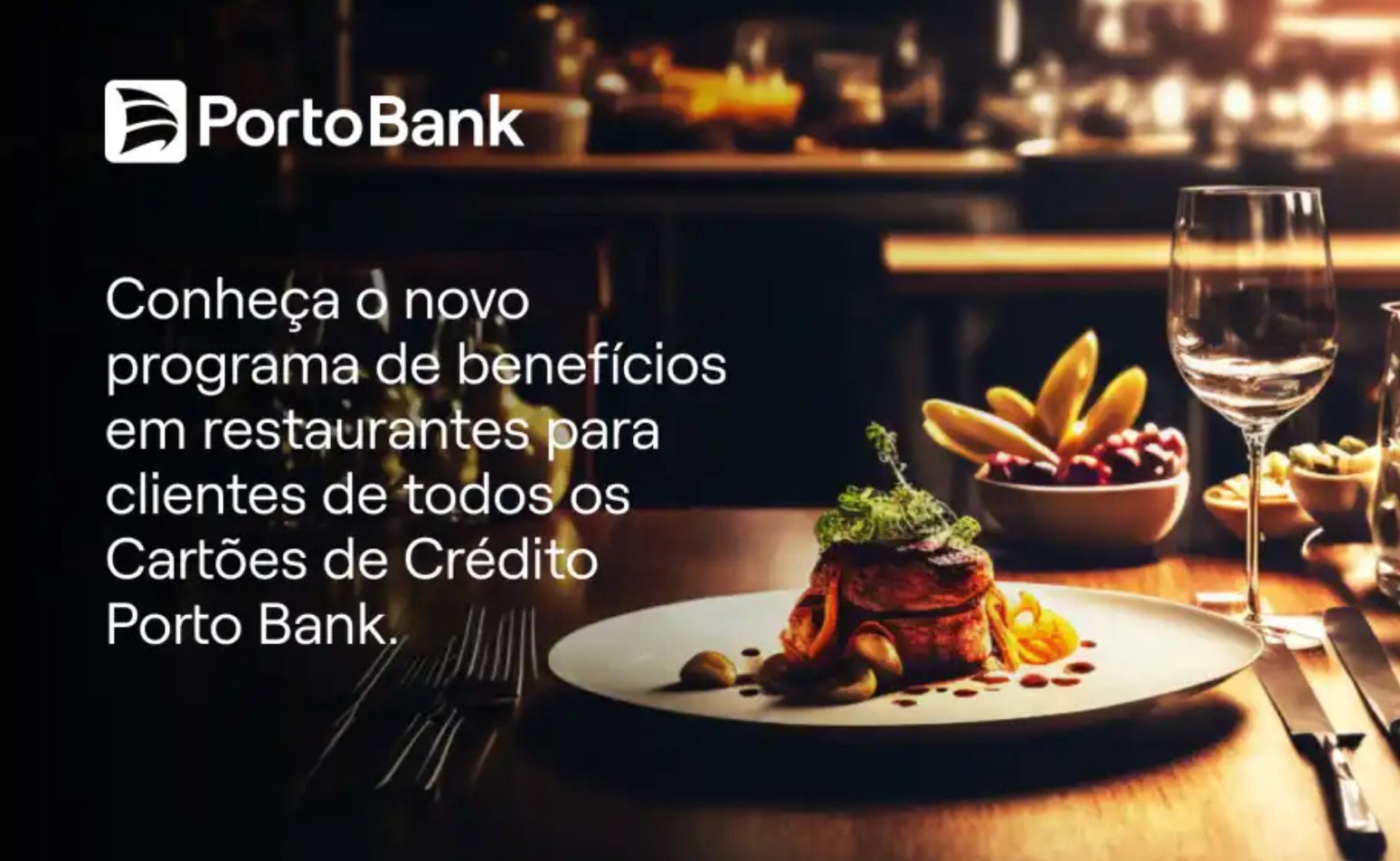 Mesa de restaurante com pratos e um cartão Porto Bank à vista, cena editorial em ambiente gastronômico