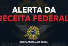 Cartão de crédito sobre mesa com documentos fiscais e fatura