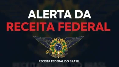 Cartão de crédito sobre mesa com documentos fiscais e fatura