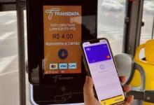 Passageiro aproximando cartão do validador eletrônico dentro de ônibus de Três Lagoas