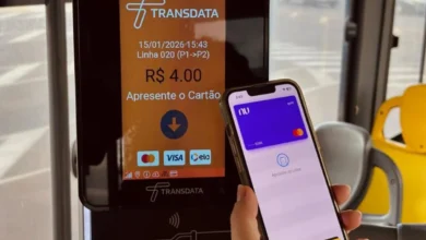 Passageiro aproximando cartão do validador eletrônico dentro de ônibus de Três Lagoas