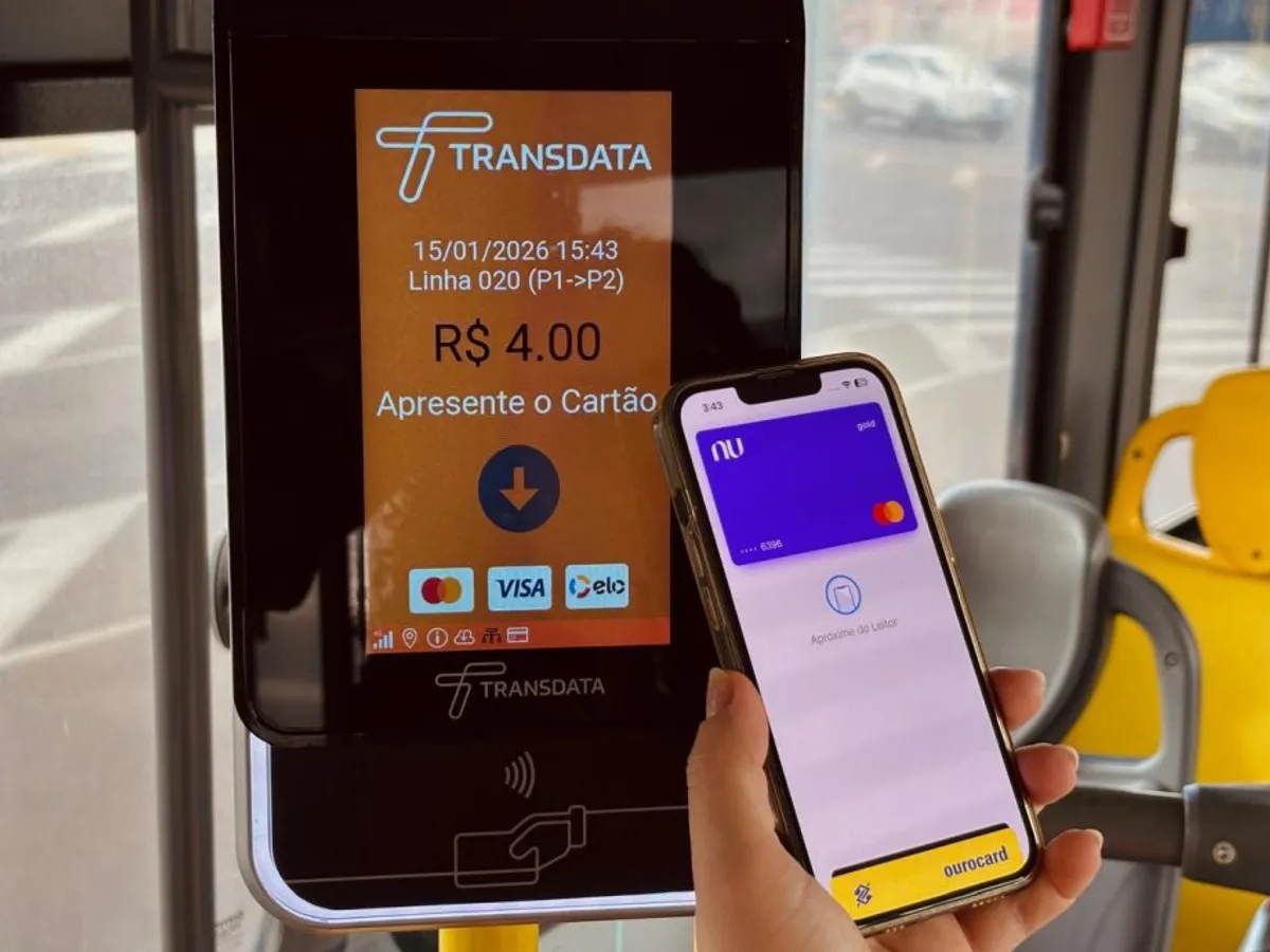 Passageiro aproximando cartão do validador eletrônico dentro de ônibus de Três Lagoas